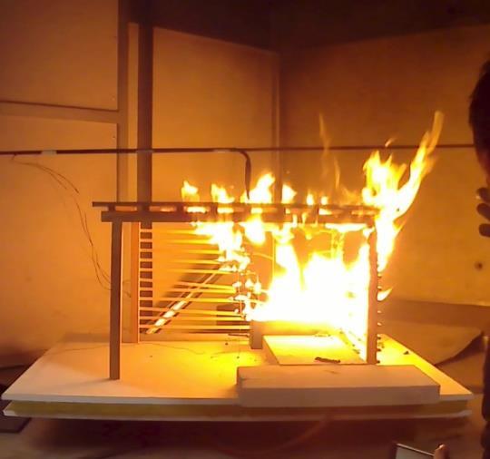 33: Srovnání výšky plamenů u přístřešku: a) CFD simulace; b) požární experiment Největší rozvoj poţáru tedy nastal v čase, kdy byly zaznamenány nejvyšší