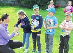 zdolávání překážkové dráhy, slalom na koloběžce, sestavení jména z barevných písmen nebo přenášení míčků na tenisové a pingpongové pálce.