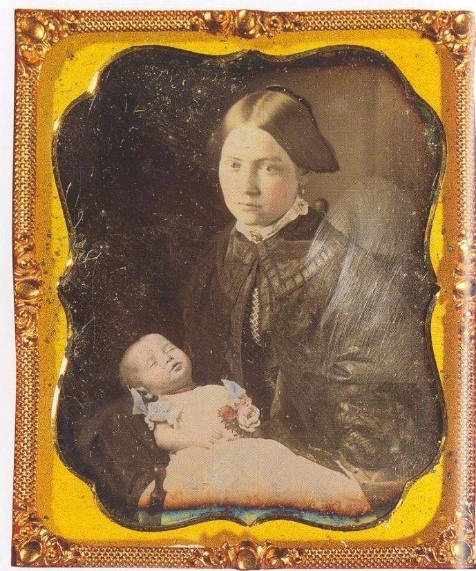 zobrazení ženy s dítětem, pořízené zhruba v roce 1855, které zobrazuje především nepřítomný pohled této postavy (Johnson, 2010: 66).