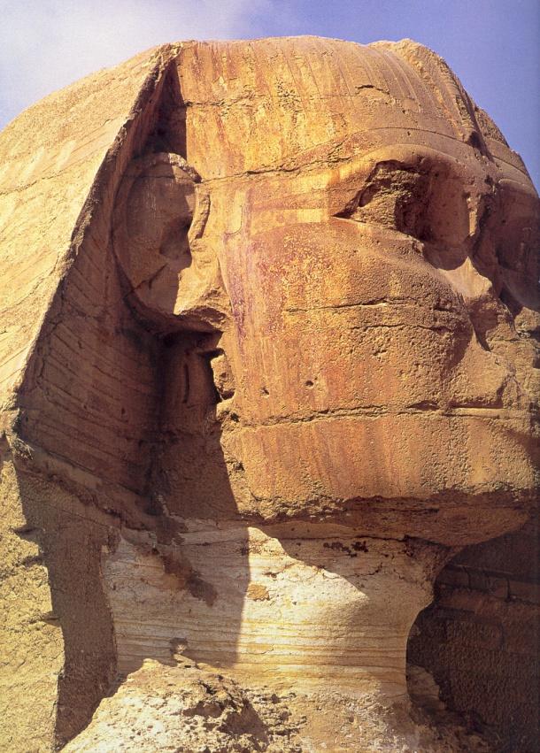 Egyptský model očí je charakterizován mandlovým tvarem očí, širšími liniemi nad i pod očními víčky, které mají černou barvu, tmavými obrysy obočí a především přímým pohledem, který hledí a směřuje do