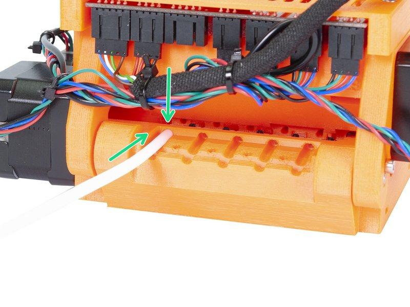 Step 13 Osazení PTFE trubiček (2. část) Vezměte první PTFE trubičku a zasuňte ji do MMU2 jednotky.