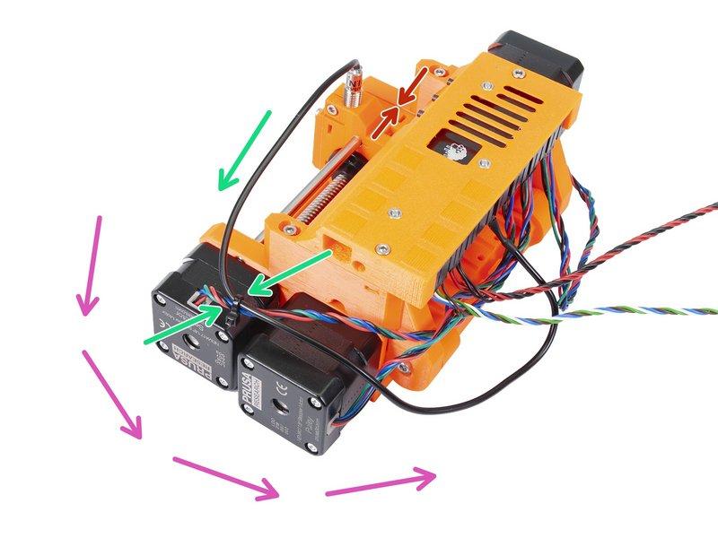 Step 8 Správa kabeláže tiskárny (2. část) Ujistěte se, že díl selector se senzorem F.I.N.D.A. je zcela na jedné straně, stejně jako na obrázku!