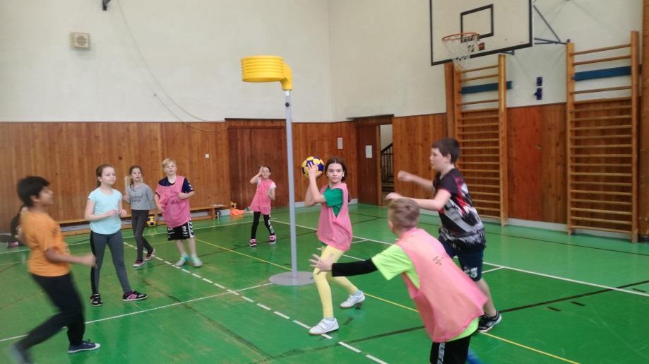 Korfbal Odpočati po jarních prázdninách jsme na naší škole uspořádali turnaj 4. a 5. tříd v korfbalu. Každá třída vyslala 10 nejlepších dravců a ti pak poměřili své síly v hracím poli.