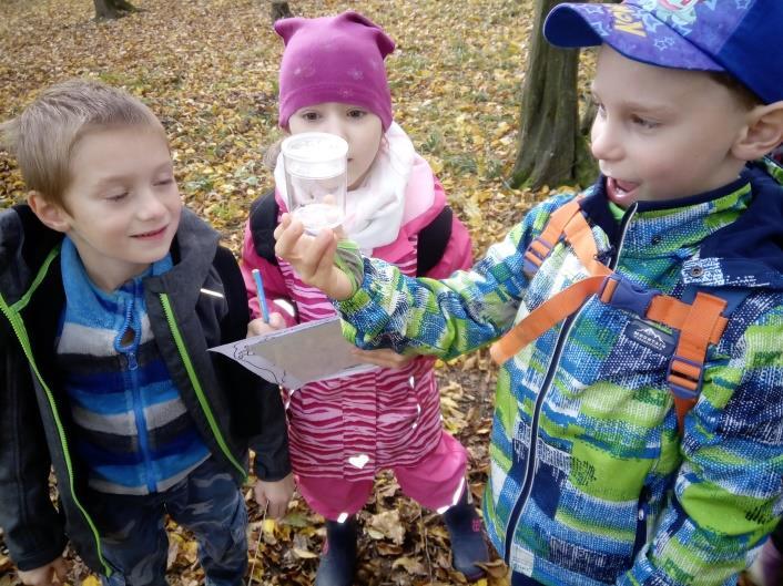 Děti vybaveny lupami, dalekohledy a pracovními listy vyrazily pozorovat přírodu v rámci celoročního tématu