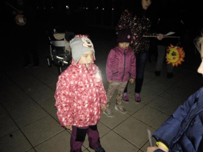 Jak broučci uspávali broučky Okolní příroda se již ukládala ke spánku, proto jsme se rozhodli s dětmi, že i my uspíme naše broučky.
