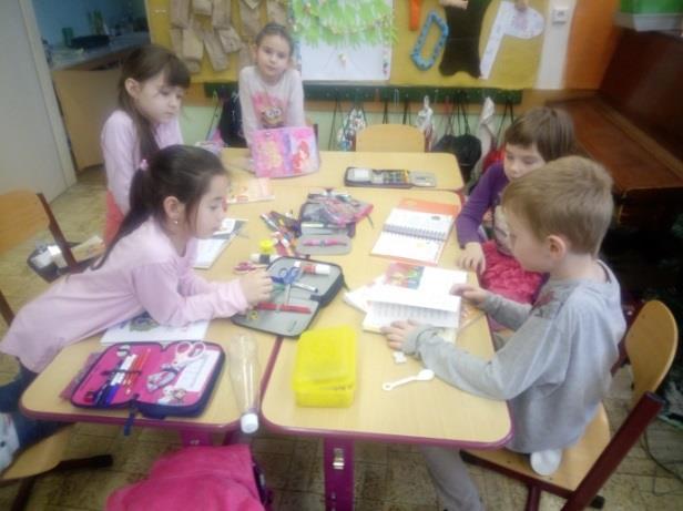 škola dala, co jsme se v ní naučili. Děti si ve skupinách připravily prezentace na dané téma.