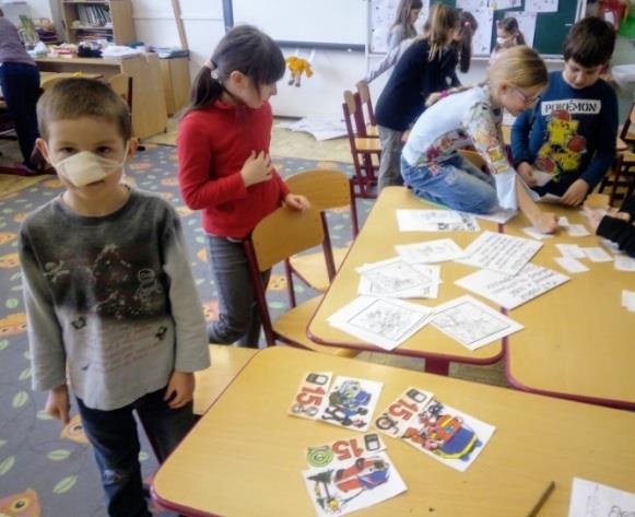 Vzhledem k výhodám, které přináší věkově smíšené učení, se děti rozdělily do pětičlenných skupin, které tvořil prvňák, druhák, třeťák, čtvrťák a páťák.