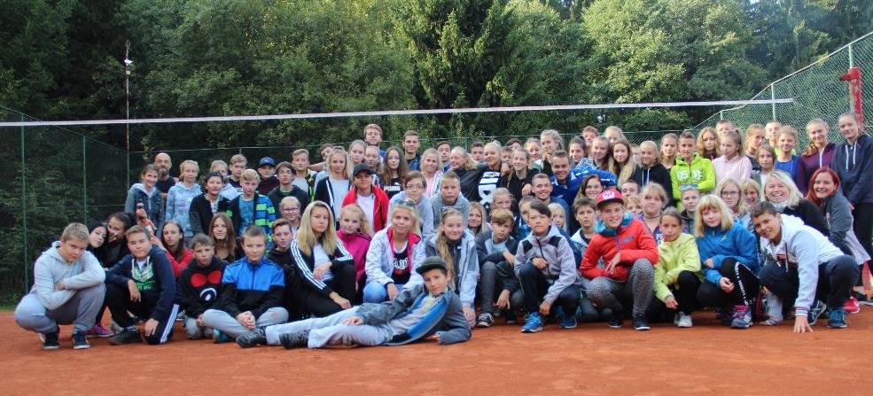sportovního roku, ve kterém se budeme snažit o dobrá umístění v soutěžích. Šesťáci napsali: Nejlepší byla stezka odvahy, byla dlouhá a lemovaly ji svíčky.