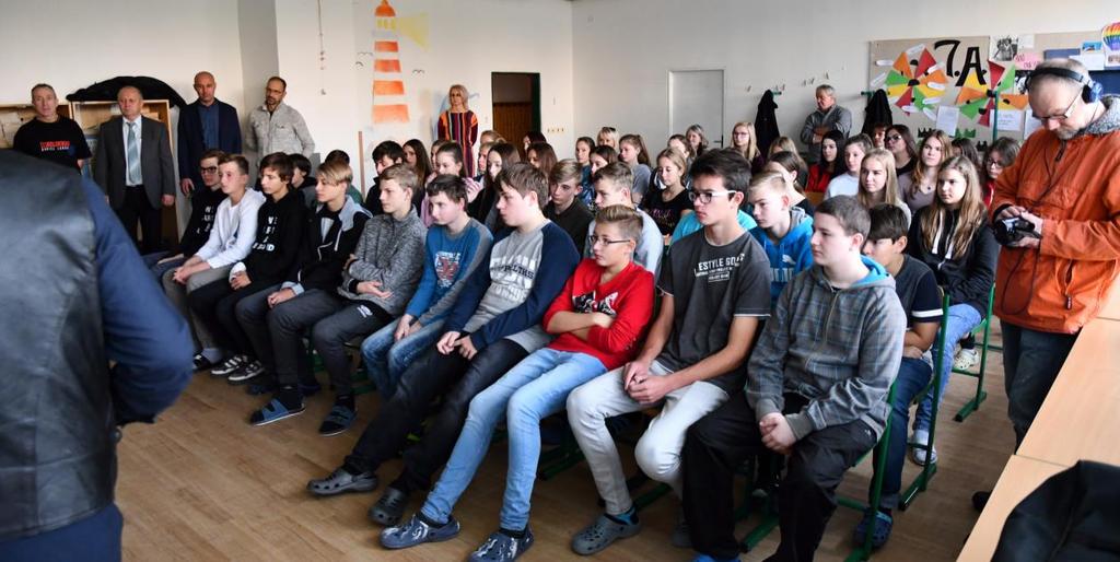 Beseda s generálmajorem Emilem Bočkem Ve středu 1. listopadu proběhla na naší škole beseda s panem generálmajorem Emilem Bočkem. Přednáška byla uspořádaná pro deváté ročníky naší školy.