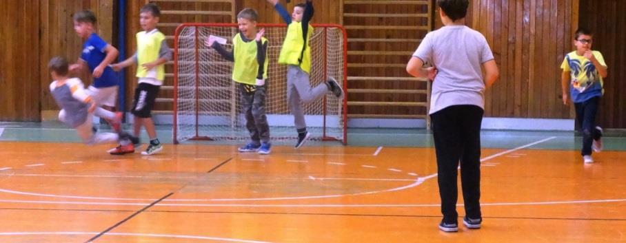 Říjen: Pasování prvňáčků na čtenáře (1. 11. 2017) Každým rokem se s dětmi z prvních tříd účastníme akce Pasování na čtenáře v místní Knihovně J. Mahena.