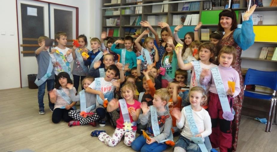 prostředí by byl úplný hřích. Letos se v naší škole prvňáčků urodilo vskutku hodně, a proto je paní vychovatelky do knihovny přiváděly po jednotlivých odděleních.