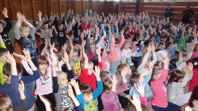Prosinec: Koncert Pavla Nováka, ml.,,od čerta k Mikuláši, tak se jmenovala šou Pavla Nováka ml., která se konala 7. 12. 2017 v tělocvičně naší školy.