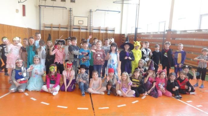 Karneval ve školní družině Na konci ledna jsme uspořádali ve spolupráci s divadelním spolkem Natratrdlo karneval pro první a druhé třídy v tělocvičně školy.