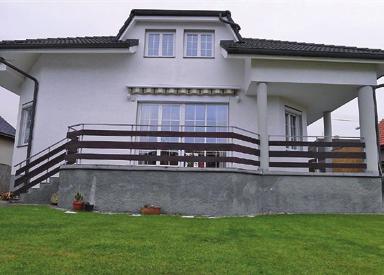 K domu náleží i FVE generující zajímavý roční získ. Udržovaný byt s dispozicí +1 město Klatovy, nábřeží Kpt.