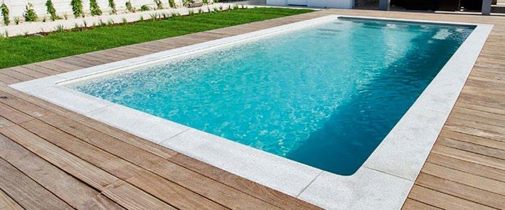 Bazén kombinuje čisté křivky, eleganci a koupací prostor.