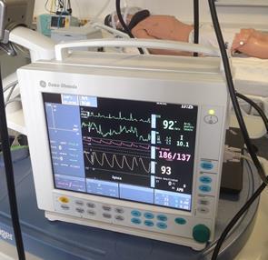 2.4 Pacientský monitor Datex Ohmeda Pacientské monitory jsou zařízení, které slouží k monitorování životních funkcí u umělého nebo živého pacienta.