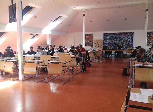 Ale daří se keřům a stromům, které jsme s rodiči na podzim zasadili. Musím s radostí říct, že vše roste! Místo stěžování na počasí mám však za úkol Vás poinformovat o tom, co se u nás děje.