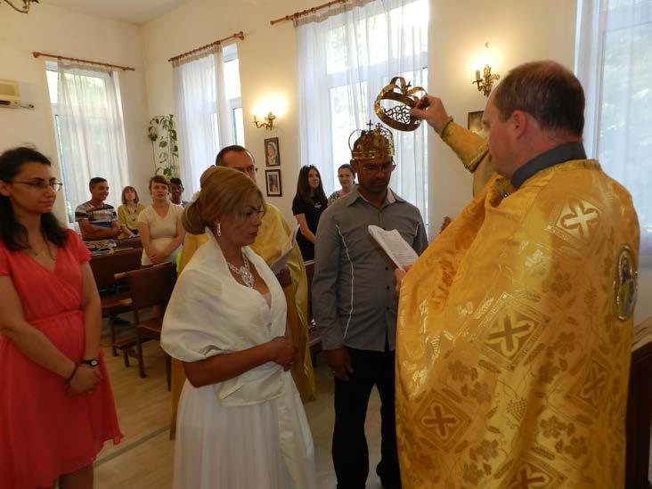 Svatební tradice: Koruny patří k východnímu svatebnímu obřadu, ale společné rozkrajování dortu známe i u nás. Po dvouleté přípravě vstoupili do svátostného manželství Stojan a Julia.