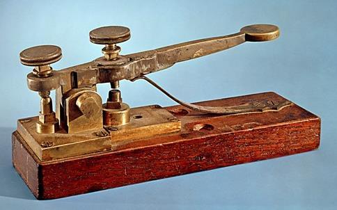 Telegraf První telegraf na principu elektromagnetu sestrojili Carl Friedrich Gauss (1777 1855; významný fyzik a matematik) a Wilhelm Eduard Weber (1804 1891) v Mnichově.