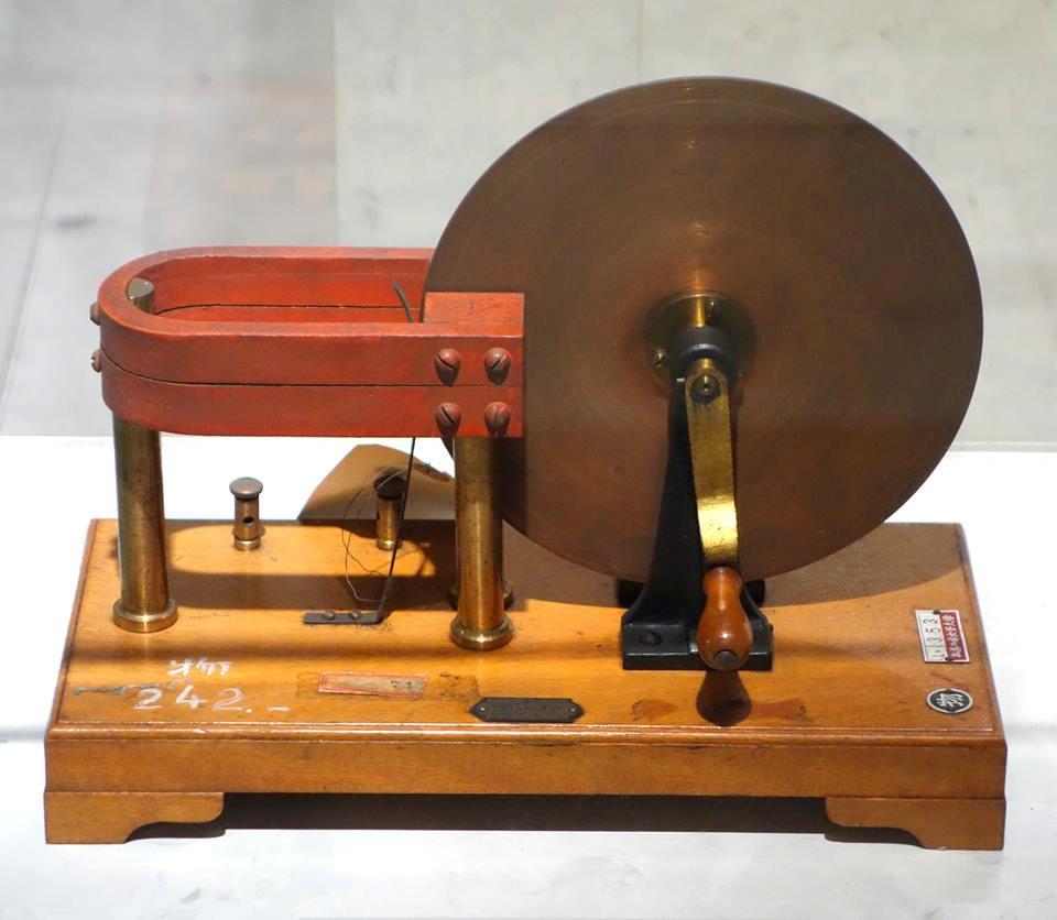 Druhý Faradayův generátor el. proudu Faradaye zajímalo, zdali bude vznikat el. proud, pokud bude statický magnet a kov bude konat pohyb.