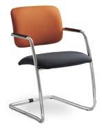 Konferenční stohovatelné židle mají opěradla čalouněny stejnou síťovinou jako opěradla otočných židlí.