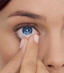 Pokud tento postup problém nevyřeší, je nutné IHNED vyhledat očního specialistu.