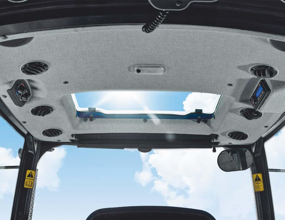 Otevíratelné střešní prosklené okno poskytuje výborný výhled na čelní nakladač v maximální výšce.