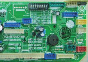 Šroub 7 Připojte jeden konektor displeje a dva konektory ovládání lopatek předního panelu k PCB vnitřní jednotky.