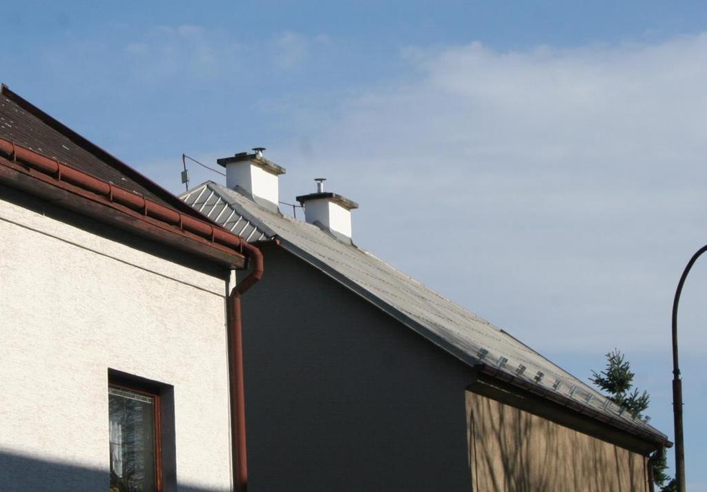 Obr. 11: Na vrcholu komínu je položený kamen proti hnízdění kavek. 5.