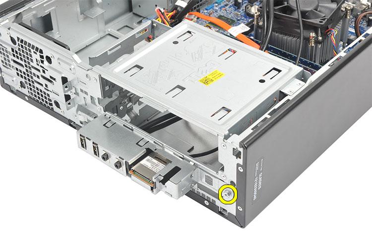 8. Nejdříve panel I/O posuňte ke spodní straně počítače a poté ho z počítače vyjměte. 9.