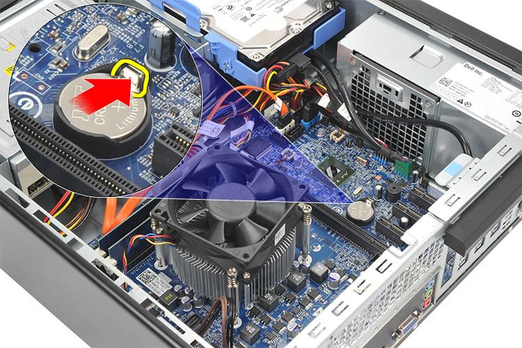 Knoflíková baterie 13 Demontáž knoflíkové baterie 1. Postupujte podle pokynů v části Před manipulací uvnitř počítače. 2.
