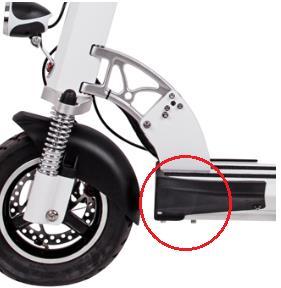 BRZDĚNÍ Pomalým zmáčknutím brzdy zamezíte přístupu elektřiny do motoru. Jednu nohu položte na zem. Nebrzděte prudce, prudké brždění může vést k vážným zraněním.
