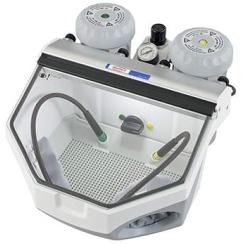 Je osazen dvěma zásobníky na písek v rozsahu zrnitostí 25 70 µm nebo 70 250 µm a je možné zvolit různé kombinace.