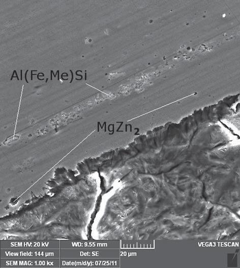 Obr. 5. Snímek z elektronového mikroskopu materiálu spodní karabiny Fig. 5. SEM image of the lower snap-link material Obr. 6. Snímek z elektronového mikroskopu materiálu svrchní karabiny Fig. 6. SEM image of the upper snap-link material Tab.