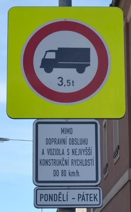 Obrázek 7 Vlevo zákaz vjezdu nákladních vozidel na Plzeňské ulici před vjezdem do centra za křižovatkou s Koněpruskou ulicí, vpravo zákaz vjezdu vyznačených vozidel společně s vyznačením Zóny 30 a
