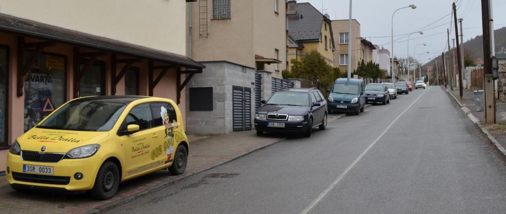 Obrázek 16 Špatně zaparkovaná vozidla v ulici Vítěslava Hálka, parkující částečně na chodníku i v jízdním pruhu. Při respektování platné legislativy se v ulici nedá legálně zaparkovat. 5.7.