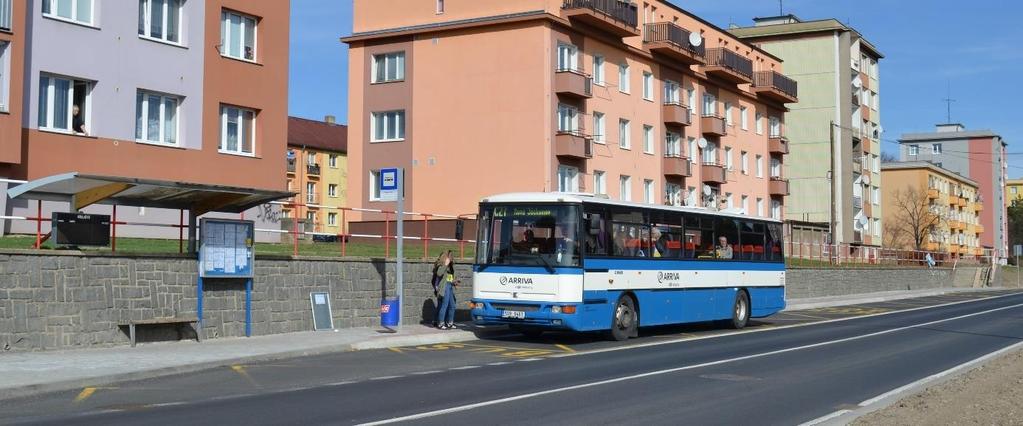 Obrázek 28 Autobus Karosa C954E, nasazený na linku SID C27, odbavuje cestující na zastávce Beroun, sídliště, jež se nachází v nedávno zrekonstruovaném úseku Plzeňské ulice. 6.1.