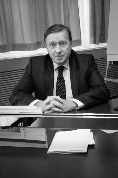 Vážení obchodní partneři, společníci, vážení přátelé, je mou milou povinností uvést výroční zprávu naší společnosti AŽD Praha, která na základě zákonných požadavků mapuje hospodářský rok 2017/2018, a