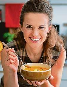 Bulharský tarator Potřebujeme: 1 okurku, 600 g bílého jogurtu, 3 stroužky česneku, 2 lžíce nasekaných vlašských ořechů, hrst pokrájeného kopru, olivový olej, vodu, sůl.