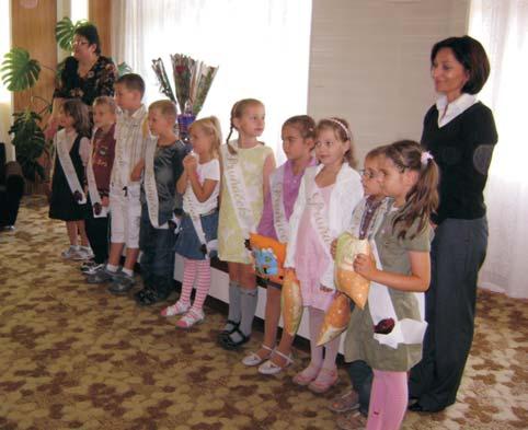 250 olejovou barvou podrovnávku na chodbách. Pedagogové si poèínali velice zdatnì a profesionálnì. Chodby se rozzáøily a všichni máme radost z dobøe vykonané práce. Mgr.