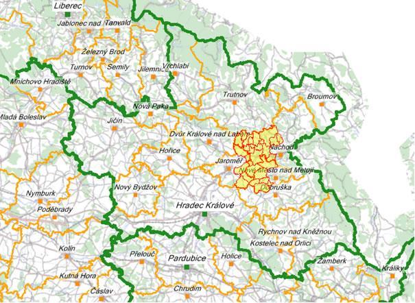 V Jaroměři začíná Polabí, v Červeném Kostelci Jestřebí hory patřící k Broumovské vrchovině.