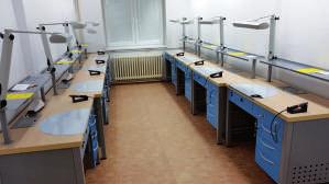 Další příslušenství stolu ofukovací vzduchová tryska, štít chránící oči během práce, loketní opěrky pro pohodlí při