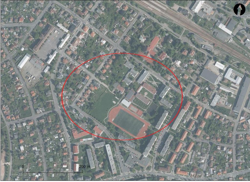Na jejím místě vyrostla nová škola se sportovním hřištěm a sídliště.