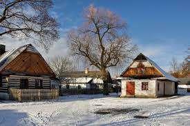 Ať už krásné výlety po pásu železných hor, skanzenové město, pobyt ve wellness,