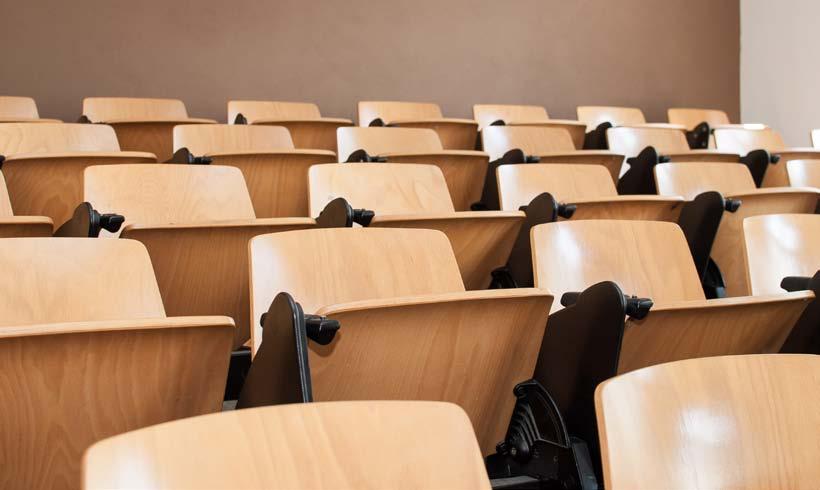 STRUKTURA FAKULTY VEDENÍ FSV UK Děkanka: PhDr. Alice Němcová Tejkalová, Ph.D. Proděkan pro rozvoj: JUDr. PhDr. Tomáš Karásek, Ph.D. Proděkan pro studijní záležitosti: doc. PhDr. Ladislav Krištoufek, Ph.