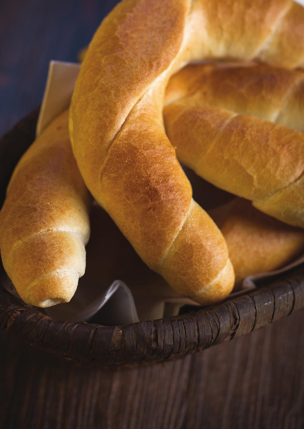 Běžné pečivo Zjistili jsme, že za vynikající chutí stojí jednoduchý recept, zato ale pořádná porce řemeslného umění a ruční práce. Používáme do těsta pšeničný kvas a nikdy nepřidáváme cukr ani chemii.