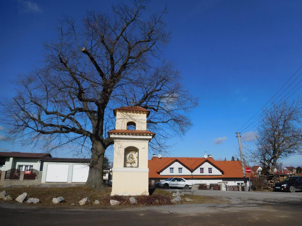 První zastávka byla ve vsi Kosoř, kde jsme opatřili plán trasy prvním kontrolním razítkem.