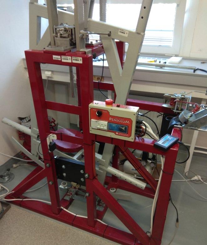 4 MATERIÁL A METODY 4.1 Kyvadlový simulátor Kyvadlový simulátor byl vytvořen roku 2013 na Ústavu konstruování pro potřeby výzkumu kyčelních kloubních náhrad.