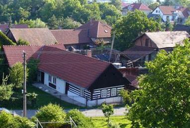 Pokračování přílohy Ohnišťanského zpravodaje číslo 32: V této příloze jsem psala o některých ohnišťanských domech dožívajících anebo ještě žijících. Mluvím o nich a o jejich životech jako o lidech!