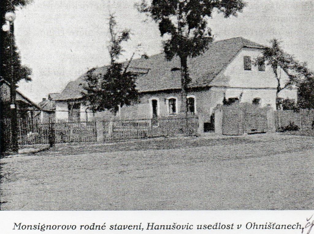 Dům číslo popisné 112 Tento dům už dávno neexistuje, ale patřil k těm hodně starým a měl svou dávnou historii. Byl součástí tehdejšího dvora Františkov. Na fotografii je ho pouhá část!